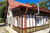 Рядом с пляжем в Зеленоградске завершили ремонт исторического дома с деревянными элементами