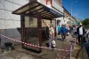 В Калининграде начали чистить стеклянные остановки общественного транспорта