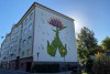 «Зелёные лица, ладони и цветок»: на доме у Драмтеатра в Калининграде появился необычный мурал