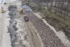«Горы песка и камней»: как восстанавливают берег в Куликово после штормов
