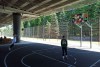Под эстакадным мостом в Калининграде открыли баскетбольную площадку после ремонта