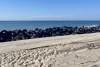 Росприроднадзор требует до ноября убрать покрышки с пляжа на Куршской косе