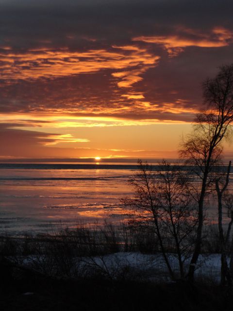 Восход над замерзшим заливом