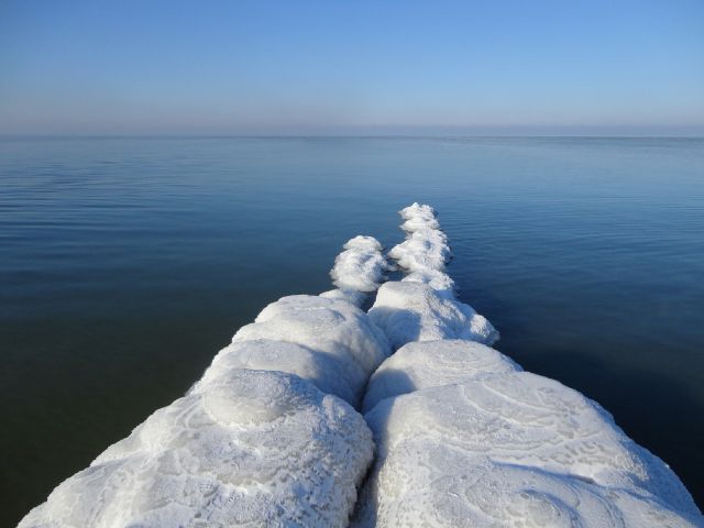 Замерзшие волнорезы