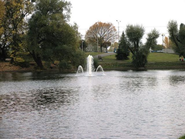 Романтичный фонтан на Королевском озере