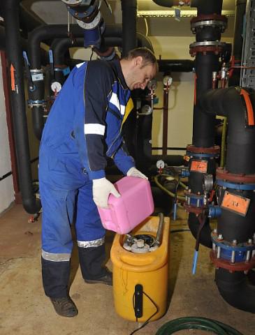 Станция для промывки отопления своими руками. Химическую промывку отопления. Оборудование для опрессовки теплообменников. Химическая промывка котла. Промывка теплообменника ппу-1600.