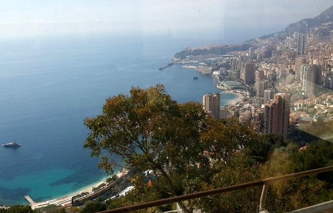 Вид на Монако из командного автобуса