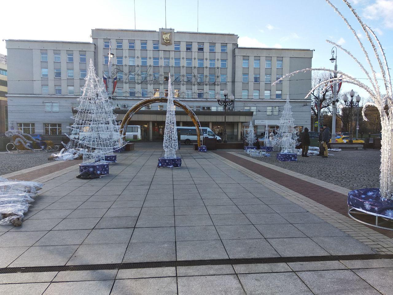 Всё по-новому»: площадь Победы в Калининграде начали украшать к праздникам