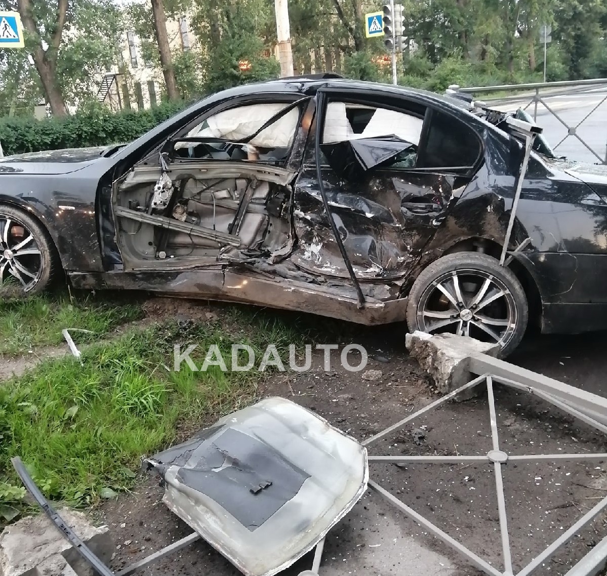 На Советском проспекте в Калининграде БМВ снёс ограждение и вылетел на  тротуар