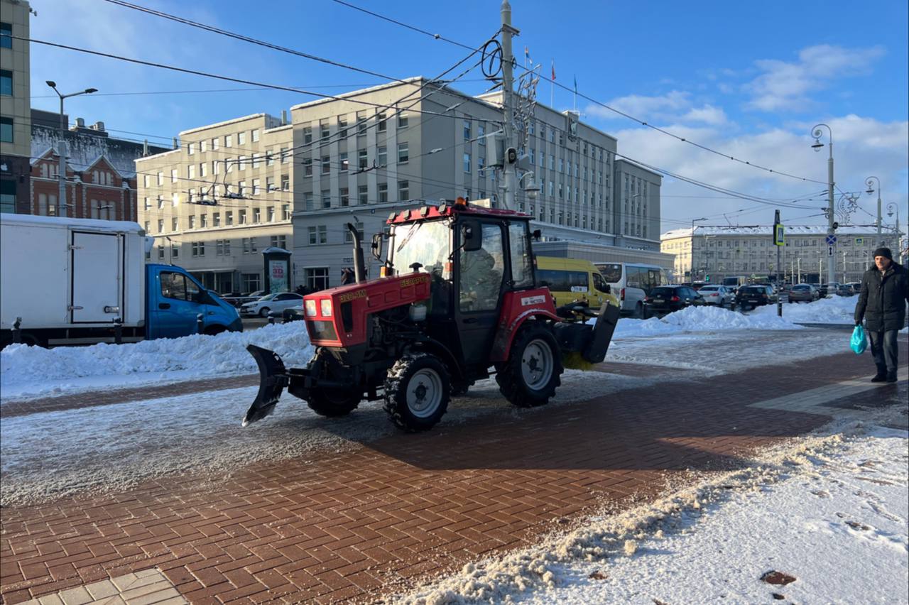 Лужи снега»: как в центре Калининграда убирают дороги и тротуары