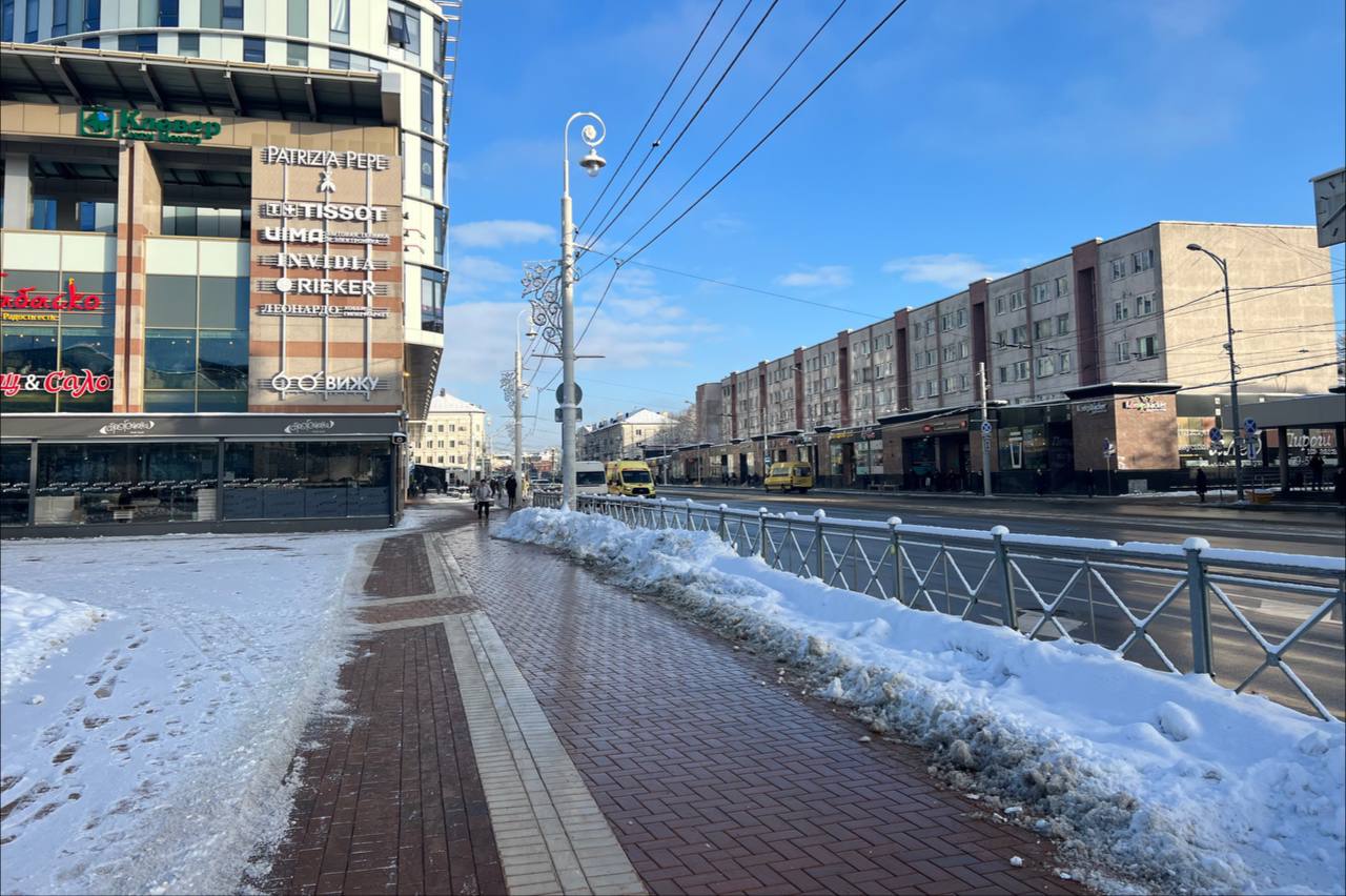 Лужи снега»: как в центре Калининграда убирают дороги и тротуары