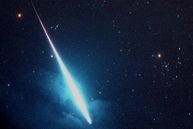 Метеор в небе над Калининградской областью, 31 октября 2015 года. Автор фото: yuliamozharovskya