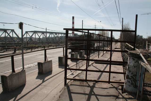 Мост на улице Суворова после очередного частичного обрушения, 21 апреля 2015 года