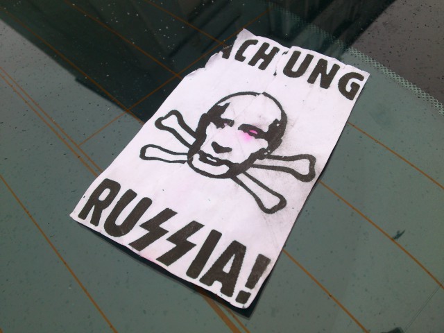 Антироссийский стикер, наклеенный на машину калининградца в Польше, 14 февраля 2015 года