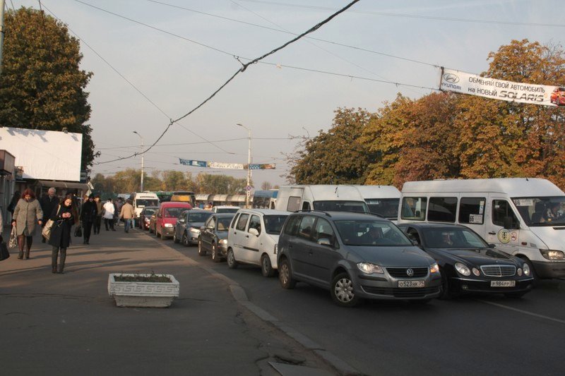 Пробки на площади Василевского после закрытия перекрёстка улиц Невского, 9 Апреля и Черняховского, 15 октября 2015 года