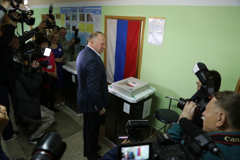 Николай Цуканов на участке голосования во время выборов губернатора, 13 сентября 2015 года