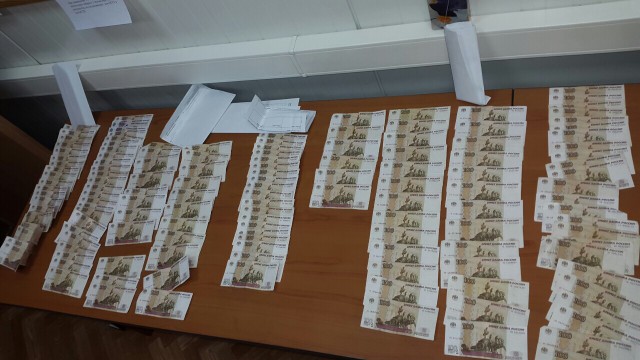 Деньги, которые собрали калининградские таможенники с дальнобойщиков, 26 ноября 2015 года