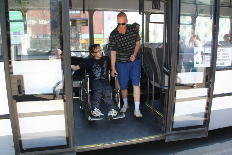 Обслуживание маломобильных пассажиров medportal. Автобусы для маломобильных групп населения. Автобус для инвалидов. Автобус для инвалидов колясочников. Доступность общественного транспорта для инвалидов.