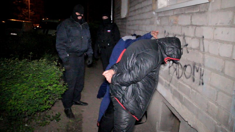 Трое мужчин оперативники. Похищение человеком; фото граждане. Черт человек в Калининграде.