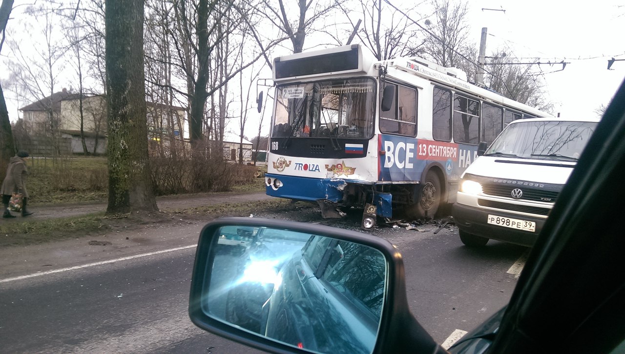 На Советском проспекте в Калининграде БМВ врезался в троллейбус (фото,  видео)