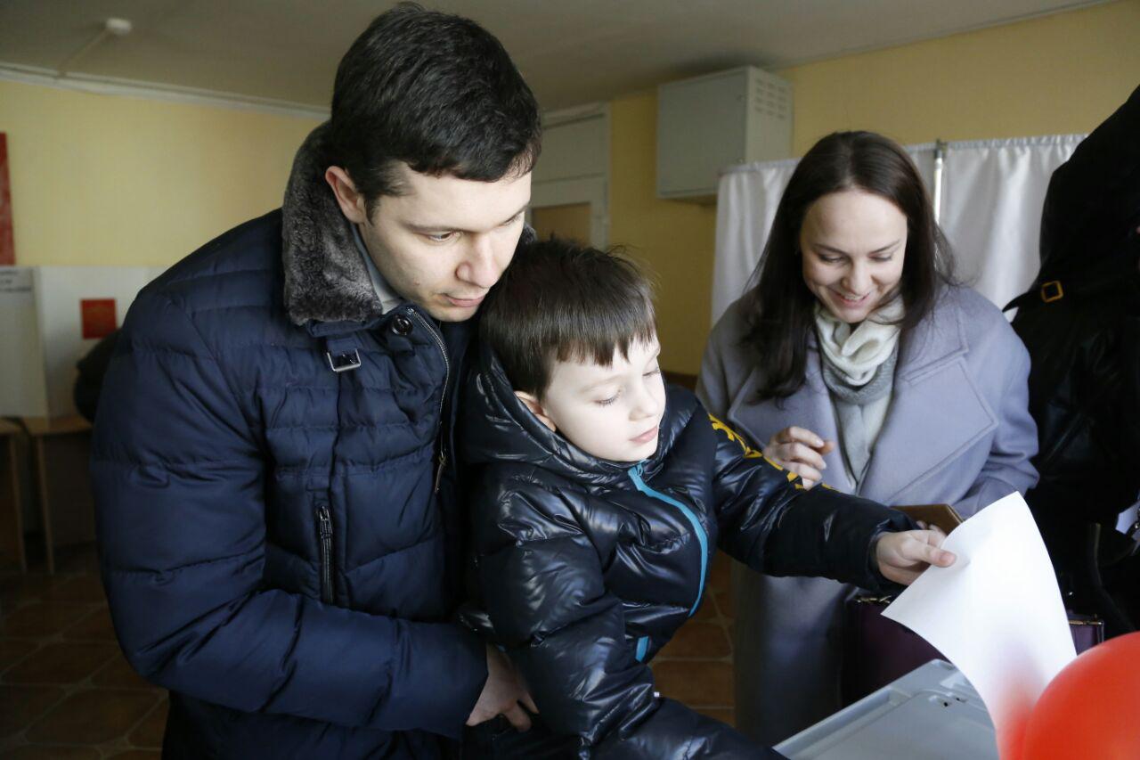 Семейное фото на выборах. Алиханов губернатор Калининградской области семья.