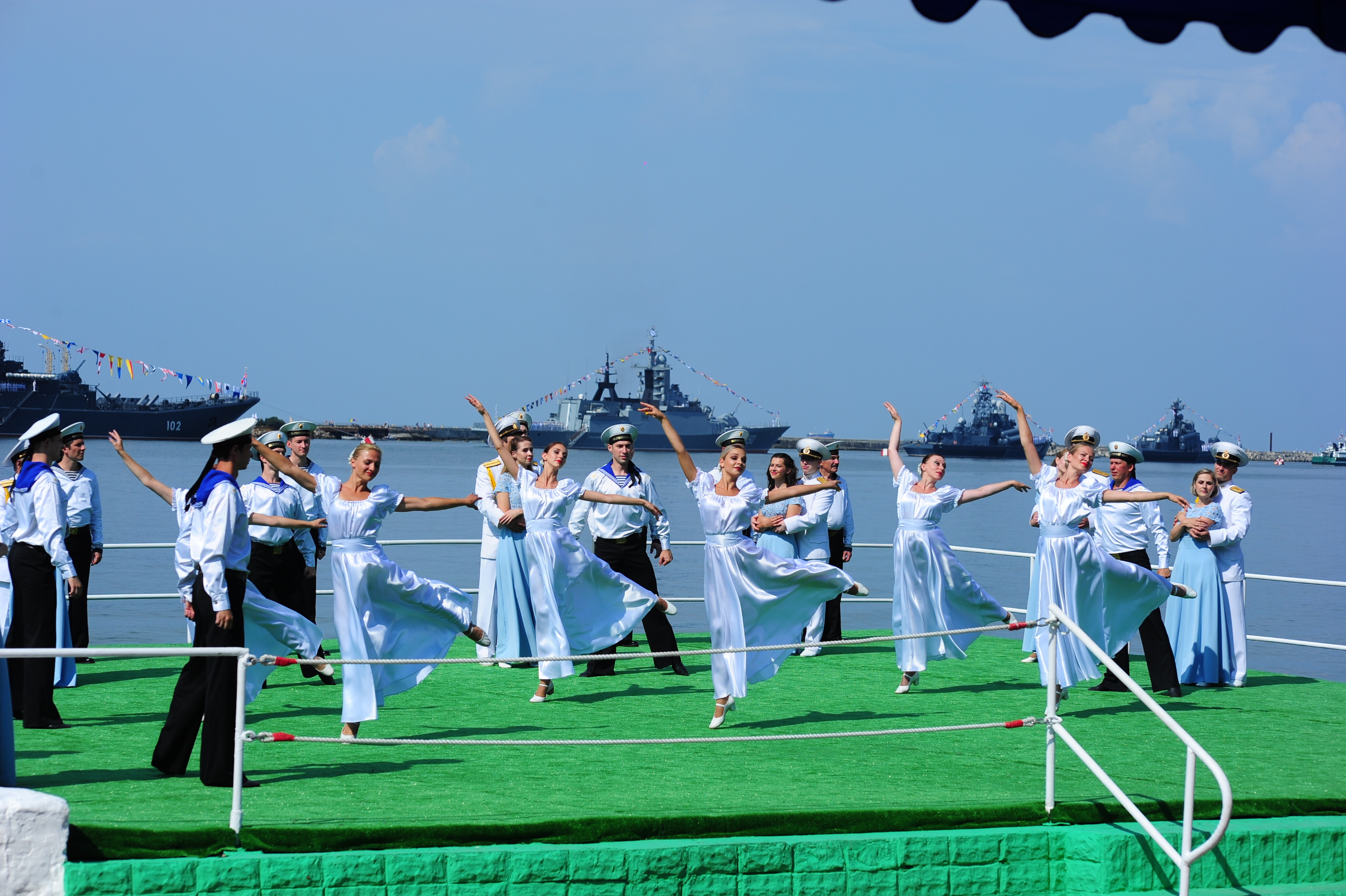 Честь дня вмф. День ВМФ Балтийск. День ВМФ фото Балтийск. С днем флота Балтийск. День ВМФ В Балтийске 2023.