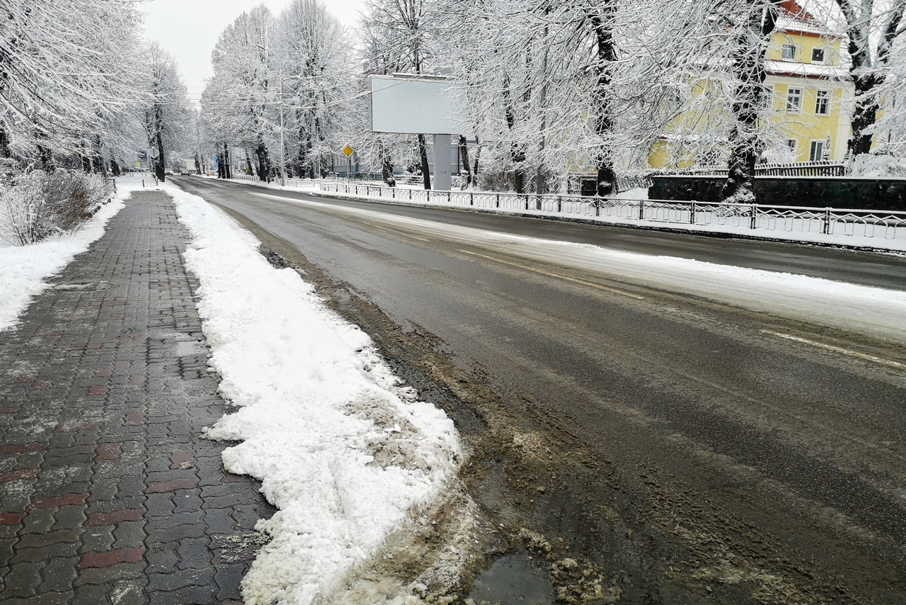 Картинки снег на тротуаре. Скользкая дорога в городе. Снег на улице фото. Улицы Калининграда зимой.