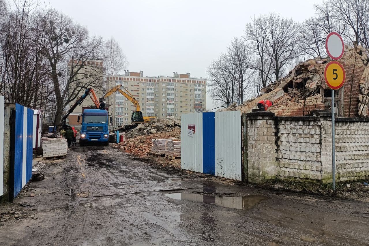 На участке под застройку на улице Артиллерийской сносят здание бывшего  военного городка