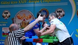Игорь Дъяков (слева) борется с болгарином
