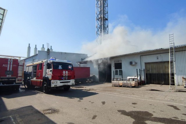 На улице Гагарина в Калининграде горит склад на территории бывшего пивзавода «Остмарк»