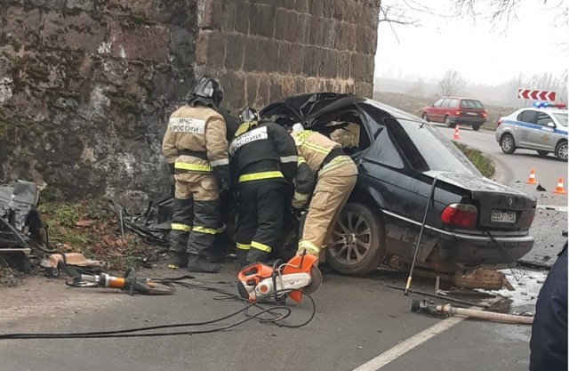Под Гусевом БМВ врезался в мостовую опору: погиб водитель