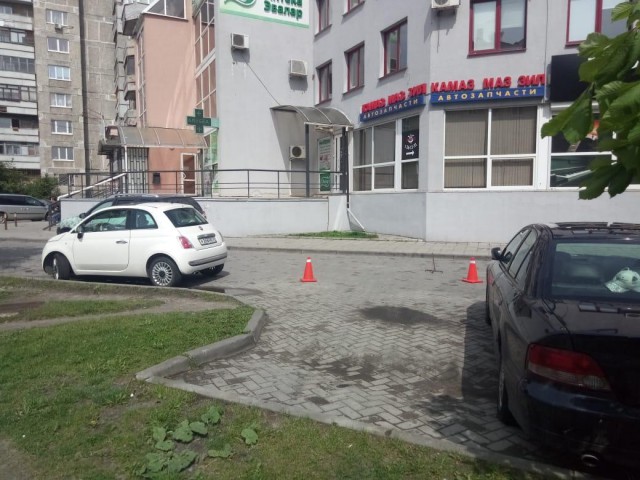 На улице Октябрьской в Калининграде автомобиль сбил пенсионерку во дворе