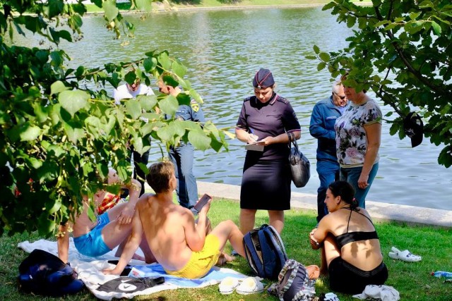 «Дети купаются, взрослые смотрят»: полицейские и спасатели провели рейд на Верхнем озере в Калининграде 
