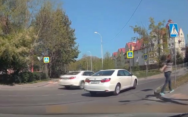 В Калининграде водитель легковушки ударила автомобилиста из-за нарушения ПДД (видео)
