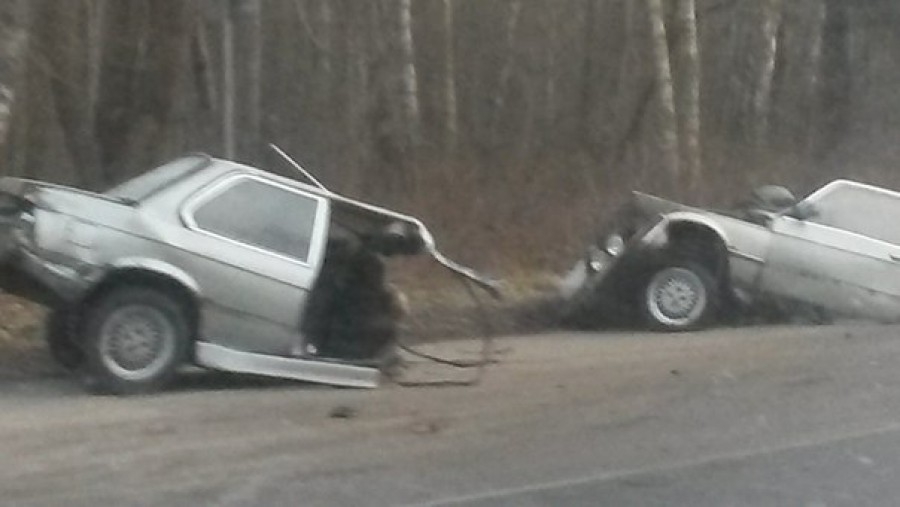 На трассе Калининград — Балтийск БМВ врезался в «Хаммер»: автомобиль разорвало на две части