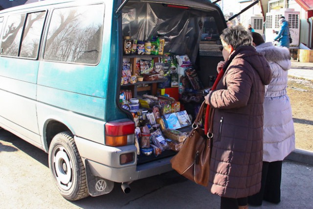Власти Калининграда изъяли машину-прилавок у нелегальных торговцев