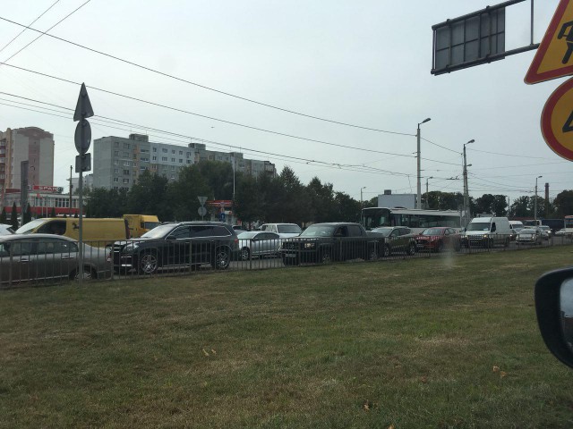 На Московском проспекте в Калининграде автомобили встали в пробке