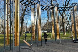 В сквере &laquo;Вектор&raquo; в Зеленоградске ломают отремонтированные лавочки-качели (фото)