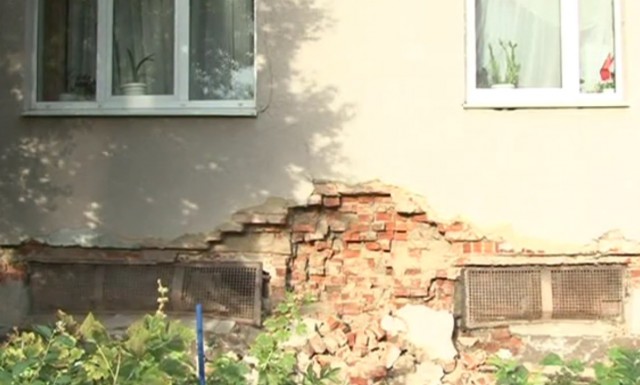 На ул. Горького в Калининграде обрушилась часть стены жилого дома