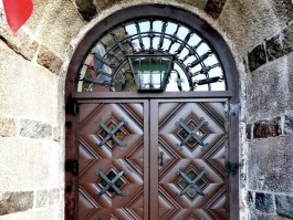 На здании Дома культуры в Зеленоградском округе отреставрировали старинную дверь