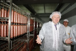«Деликатес для губернатора»: как Николай Цуканов наблюдал за производством колбасы (фото)
