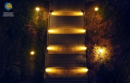 В Светлогорске установили подсветку на главном лестничном спуске к променаду (фото)