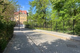 На улице рядом с зоопарком в Калининграде завершают ремонт тротуара  (фото)