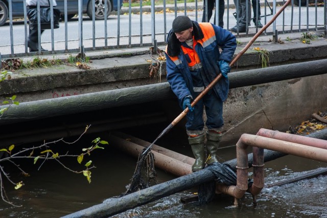 Власти пообещали избавить калининградцев от вони из реки Лесной летом 2019 года