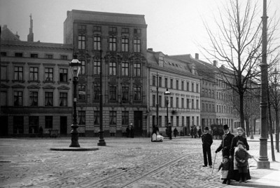 «Когда лучше побыть дома»: почитайте про неформальный символ Калининграда и посмотрите, что было на его месте в начале ХХ века