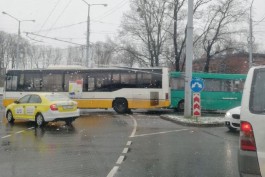 На площади Василевского в Калининграде столкнулись два автобуса: движение сильно затруднено