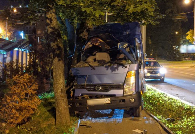 В центре Калининграда грузовой микроавтобус вылетел на тротуар и врезался в дерево