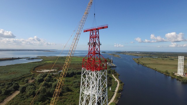 У завода «Янтарь» завершают монтаж 112-метровой опоры ЛЭП в виде якоря
