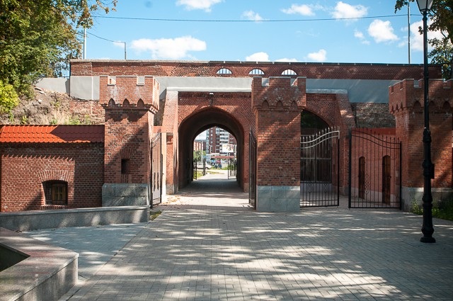 Власти намерены отдать исторические ворота возле парка Победы под туристический проект