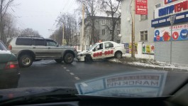 На Советском проспекте столкнулись внедорожник и такси «Сити»